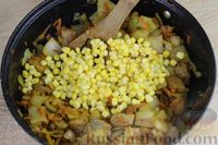 Фото приготовления рецепта: Капуста, тушенная с мясом, кукурузой и томатной пастой - шаг №12
