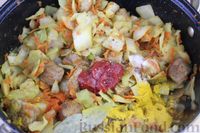 Фото приготовления рецепта: Капуста, тушенная с мясом, кукурузой и томатной пастой - шаг №11