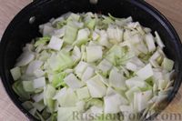 Фото приготовления рецепта: Капуста, тушенная с мясом, кукурузой и томатной пастой - шаг №9