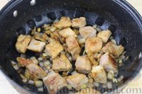 Фото приготовления рецепта: Капуста, тушенная с мясом, кукурузой и томатной пастой - шаг №7