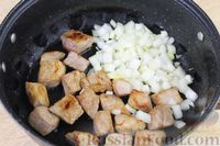 Фото приготовления рецепта: Капуста, тушенная с мясом, кукурузой и томатной пастой - шаг №6