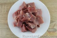 Фото приготовления рецепта: Капуста, тушенная с мясом, кукурузой и томатной пастой - шаг №2