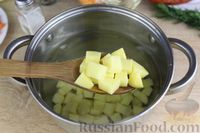 Фото приготовления рецепта: Суп с копчёными колбасками, чечевицей и капустой - шаг №5