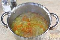 Фото приготовления рецепта: Суп с копчёными колбасками, чечевицей и капустой - шаг №10