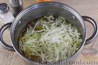 Фото приготовления рецепта: Суп с копчёными колбасками, чечевицей и капустой - шаг №9