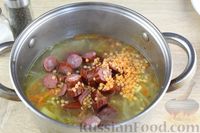 Фото приготовления рецепта: Суп с копчёными колбасками, чечевицей и капустой - шаг №11