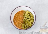 Фото приготовления рецепта: Гренки с килькой в томате и солёными огурцами - шаг №3
