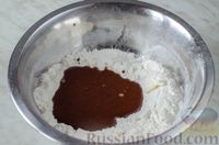 Фото приготовления рецепта: Шоколадная королевская ватрушка с варёной сгущёнкой и черносливом - шаг №6