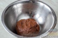 Фото приготовления рецепта: Шоколадная королевская ватрушка с варёной сгущёнкой и черносливом - шаг №7