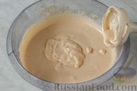 Фото приготовления рецепта: Шоколадная королевская ватрушка с варёной сгущёнкой и черносливом - шаг №12