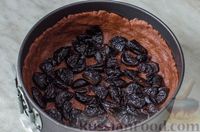 Фото приготовления рецепта: Шоколадная королевская ватрушка с варёной сгущёнкой и черносливом - шаг №15
