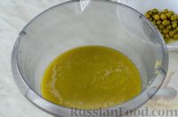 Фото приготовления рецепта: Говяжий суп с консервированным горошком, грибами и яблоками - шаг №4