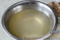 Фото приготовления рецепта: Говяжий суп с консервированным горошком, грибами и яблоками - шаг №5