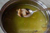 Фото приготовления рецепта: Говяжий суп с консервированным горошком, грибами и яблоками - шаг №7