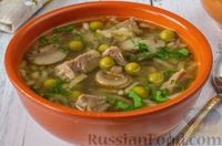 Фото приготовления рецепта: Говяжий суп с консервированным горошком, грибами и яблоками - шаг №14