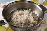 Фото приготовления рецепта: "Лимонный" рис с луком и куркумой (на сковороде) - шаг №5