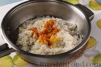 Фото приготовления рецепта: "Лимонный" рис с луком и куркумой (на сковороде) - шаг №6