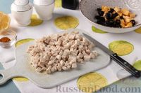 Фото приготовления рецепта: Салат из куриного филе с сыром и маслинами - шаг №4