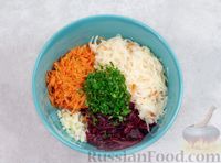 Фото приготовления рецепта: Салат из квашеной капусты со свёклой и морковью - шаг №5