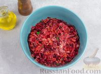 Фото приготовления рецепта: Салат из квашеной капусты со свёклой и морковью - шаг №6