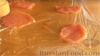 Фото приготовления рецепта: Куриные рулетики с морковно-сырной начинкой, в манной панировке - шаг №5
