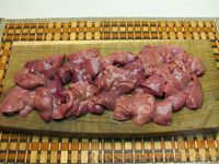Фото приготовления рецепта: Куриная печень, тушенная  в томатно-сметанном соусе - шаг №2