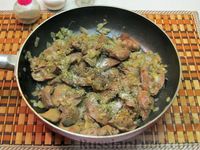 Фото приготовления рецепта: Куриная печень, тушенная  в томатно-сметанном соусе - шаг №6