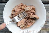 Фото приготовления рецепта: Слоёный салат из рыбных консервов с плавленым сыром, морковью и яйцами - шаг №2