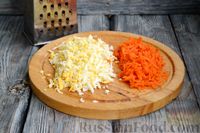 Фото приготовления рецепта: Слоёный салат из рыбных консервов с плавленым сыром, морковью и яйцами - шаг №5