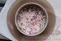 Фото приготовления рецепта: Слоёный салат из рыбных консервов с плавленым сыром, морковью и яйцами - шаг №9