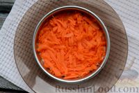 Фото приготовления рецепта: Слоёный салат из рыбных консервов с плавленым сыром, морковью и яйцами - шаг №11