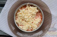 Фото приготовления рецепта: Слоёный салат из рыбных консервов с плавленым сыром, морковью и яйцами - шаг №12