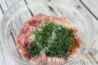 Фото приготовления рецепта: Мясные котлеты с начинкой из консервированного горошка и сыра - шаг №4