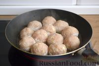 Фото приготовления рецепта: Куриные фрикадельки в грибном соусе (на сковороде) - шаг №7