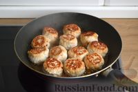 Фото приготовления рецепта: Куриные фрикадельки в грибном соусе (на сковороде) - шаг №8