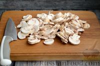 Фото приготовления рецепта: Куриные фрикадельки в грибном соусе (на сковороде) - шаг №11