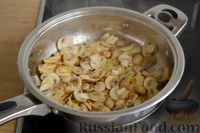 Фото приготовления рецепта: Куриные фрикадельки в грибном соусе (на сковороде) - шаг №13
