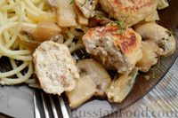 Фото приготовления рецепта: Куриные фрикадельки в грибном соусе (на сковороде) - шаг №20