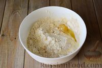 Фото приготовления рецепта: Дрожжевой пирог с вишней, творогом и кокосовой стружкой - шаг №4