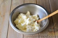 Фото приготовления рецепта: Дрожжевой пирог с вишней, творогом и кокосовой стружкой - шаг №6