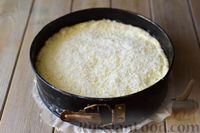 Фото приготовления рецепта: Дрожжевой пирог с вишней, творогом и кокосовой стружкой - шаг №15