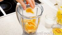 Фото приготовления рецепта: Смузи "Тутти-Фрутти" из банана, апельсина и вишни - шаг №4