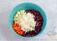 Фото приготовления рецепта: Овощной салат с квашеной капустой и консервированной фасолью - шаг №5