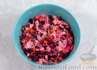 Фото приготовления рецепта: Овощной салат с квашеной капустой и консервированной фасолью - шаг №6