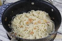 Фото приготовления рецепта: Спагетти с чесноком и оливковым маслом - шаг №7
