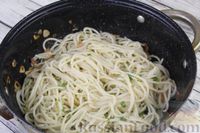 Фото приготовления рецепта: Спагетти с чесноком и оливковым маслом - шаг №9