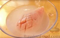 Фото приготовления рецепта: Запечённая куриная грудка с надрезами-ромбиками (в чесночно-медовом маринаде) - шаг №3