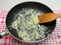 Фото приготовления рецепта: Рис с овощами, зелёным горошком и соевым соусом - шаг №4