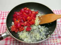Фото приготовления рецепта: Рис с овощами, зелёным горошком и соевым соусом - шаг №5