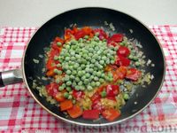 Фото приготовления рецепта: Рис с овощами, зелёным горошком и соевым соусом - шаг №7